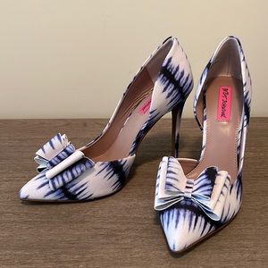 Betsy Johnson blue tie dye pumps, excellent used condition